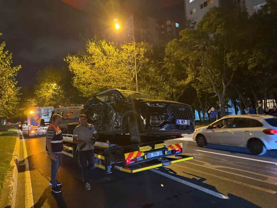 Bakırköy sahil yolunda kaza: Refüjü aşan otomobil 3 kişiyi yaraladı