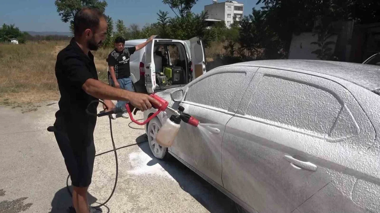 Tuğrul Deligöz sokakta gördüğü kirli araçları ücretsiz yıkıyor