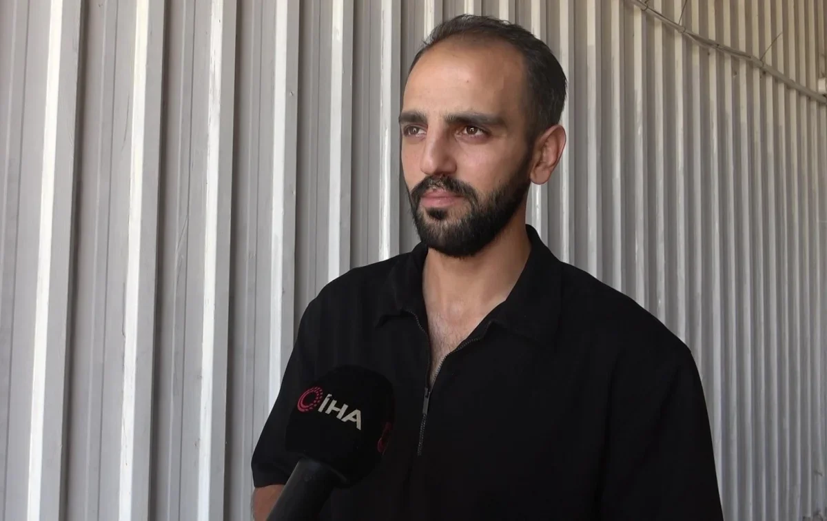 Tuğrul Deligöz sokakta gördüğü kirli araçları ücretsiz yıkıyor