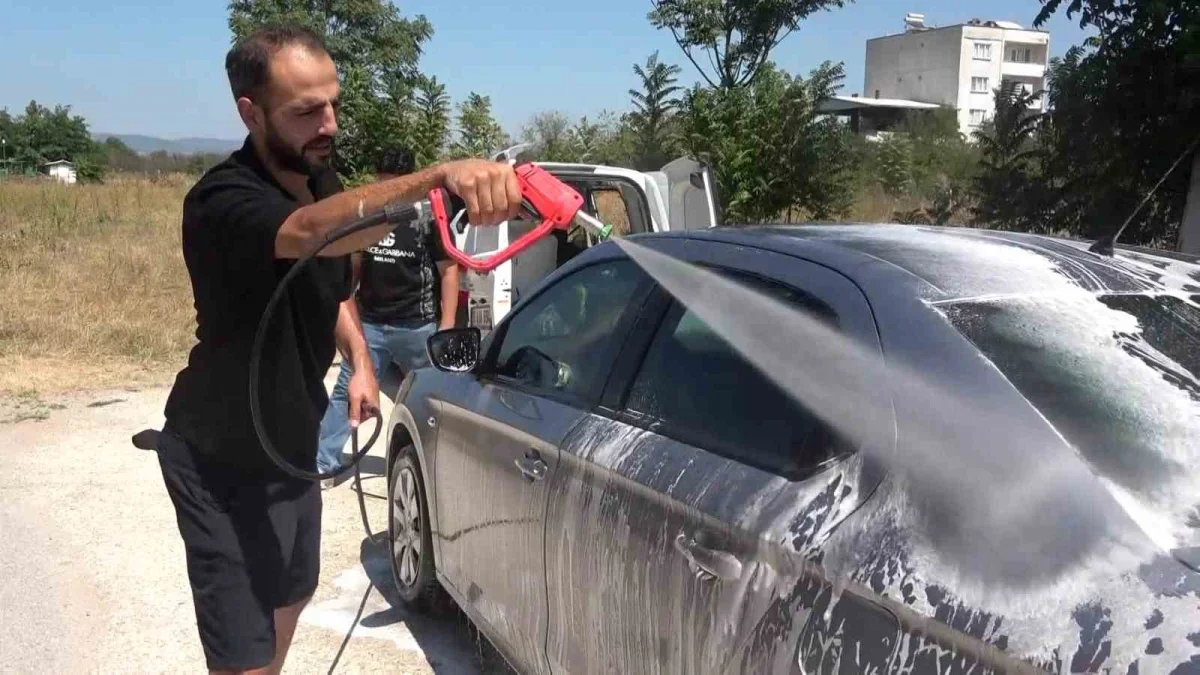 Tuğrul Deligöz sokakta gördüğü kirli araçları ücretsiz yıkıyor