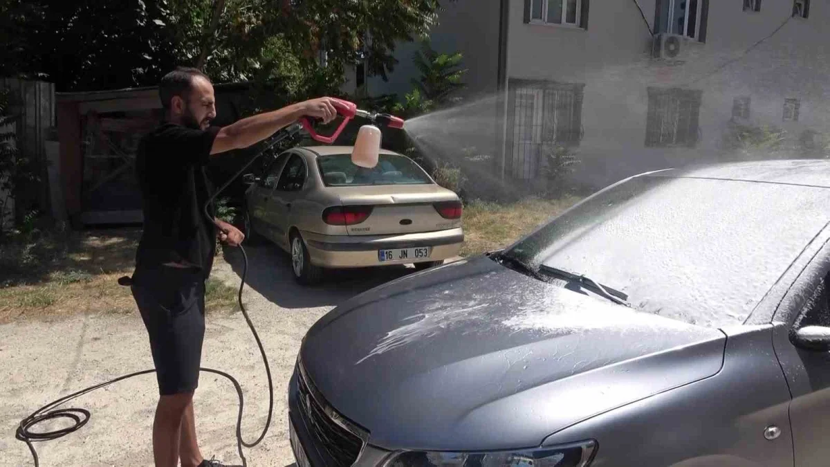Tuğrul Deligöz sokakta gördüğü kirli araçları ücretsiz yıkıyor