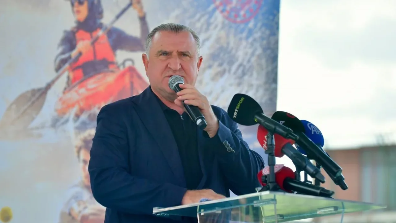 Bakan Bak: 12 milyon gence yüzme öğrettik