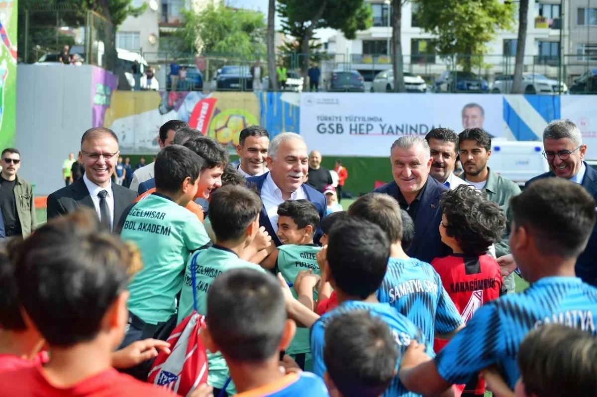 Bakan Bak: 12 milyon gence yüzme öğrettik