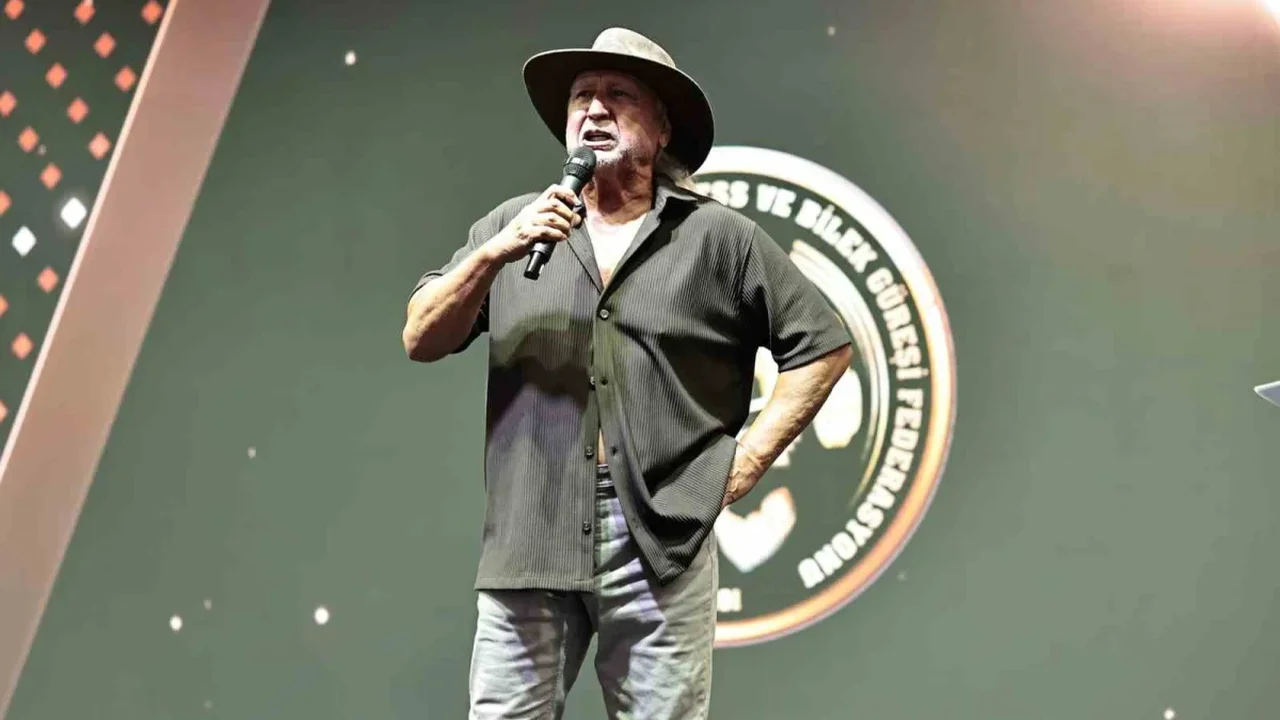 Şener Üşümezsoy İstanbul Fitness Week'te kaslarını sergiledi