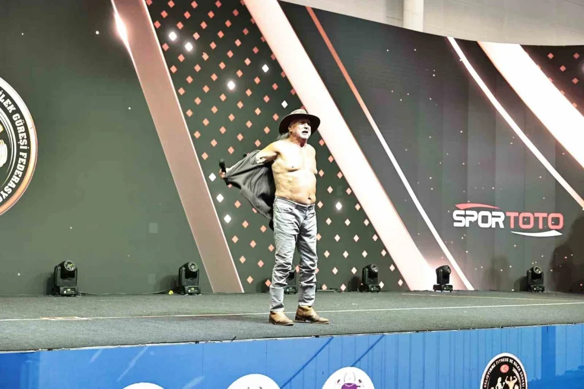 Şener Üşümezsoy İstanbul Fitness Week'te kaslarını sergiledi
