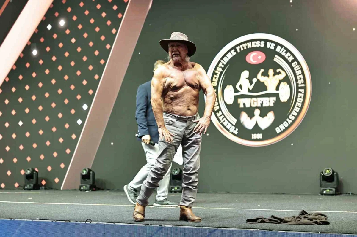 Şener Üşümezsoy İstanbul Fitness Week'te kaslarını sergiledi
