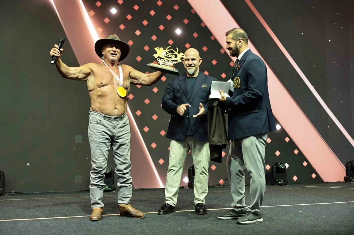 Şener Üşümezsoy İstanbul Fitness Week'te kaslarını sergiledi
