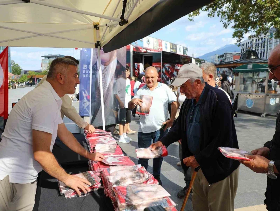 Bursa'da 30 Ağustos Zafer Bayramı için bayrak dağıtıldı