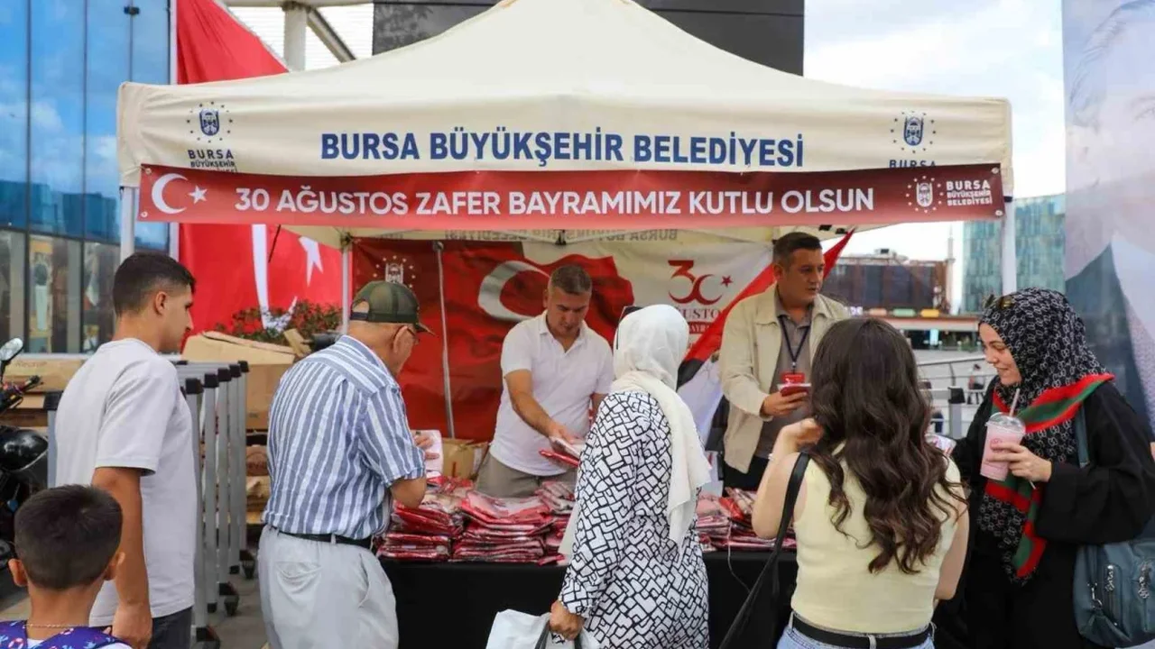 Bursa'da 30 Ağustos Zafer Bayramı için bayrak dağıtıldı