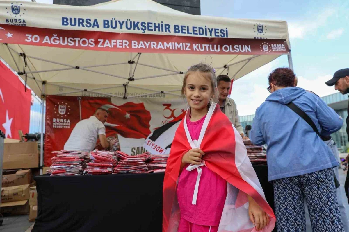 Bursa'da 30 Ağustos Zafer Bayramı için bayrak dağıtıldı