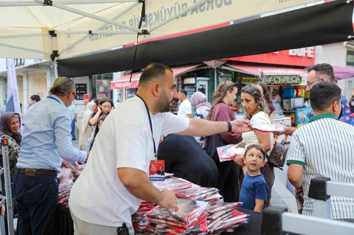 Bursa'da 30 Ağustos Zafer Bayramı için bayrak dağıtıldı