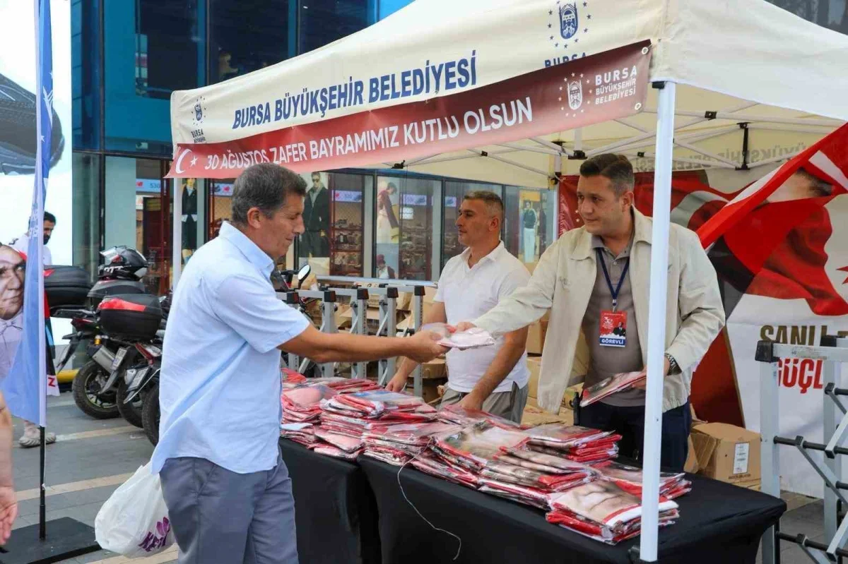 Bursa'da 30 Ağustos Zafer Bayramı için bayrak dağıtıldı