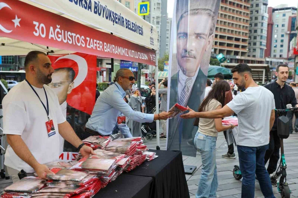 Bursa'da 30 Ağustos Zafer Bayramı için bayrak dağıtıldı