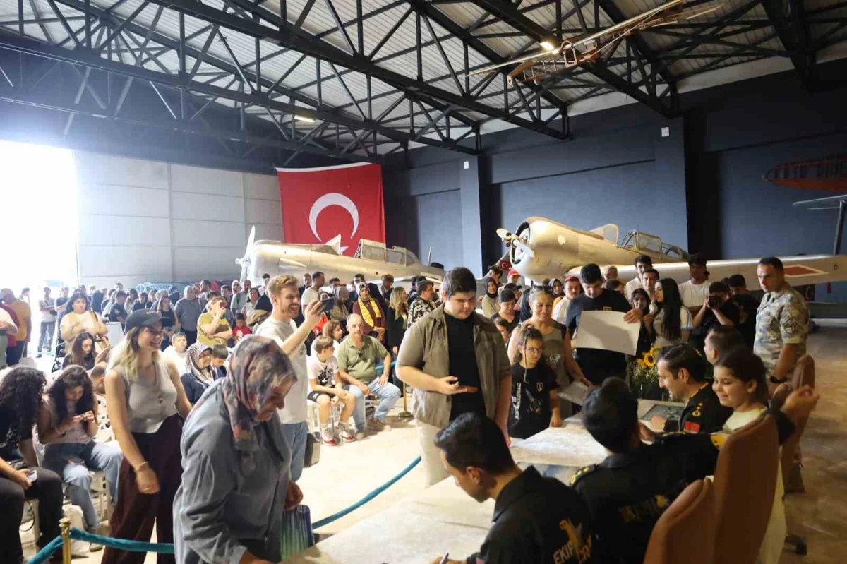 İstanbul Hava Müzesi'nde SOLOTÜRK imza etkinliğine yoğun ilgi