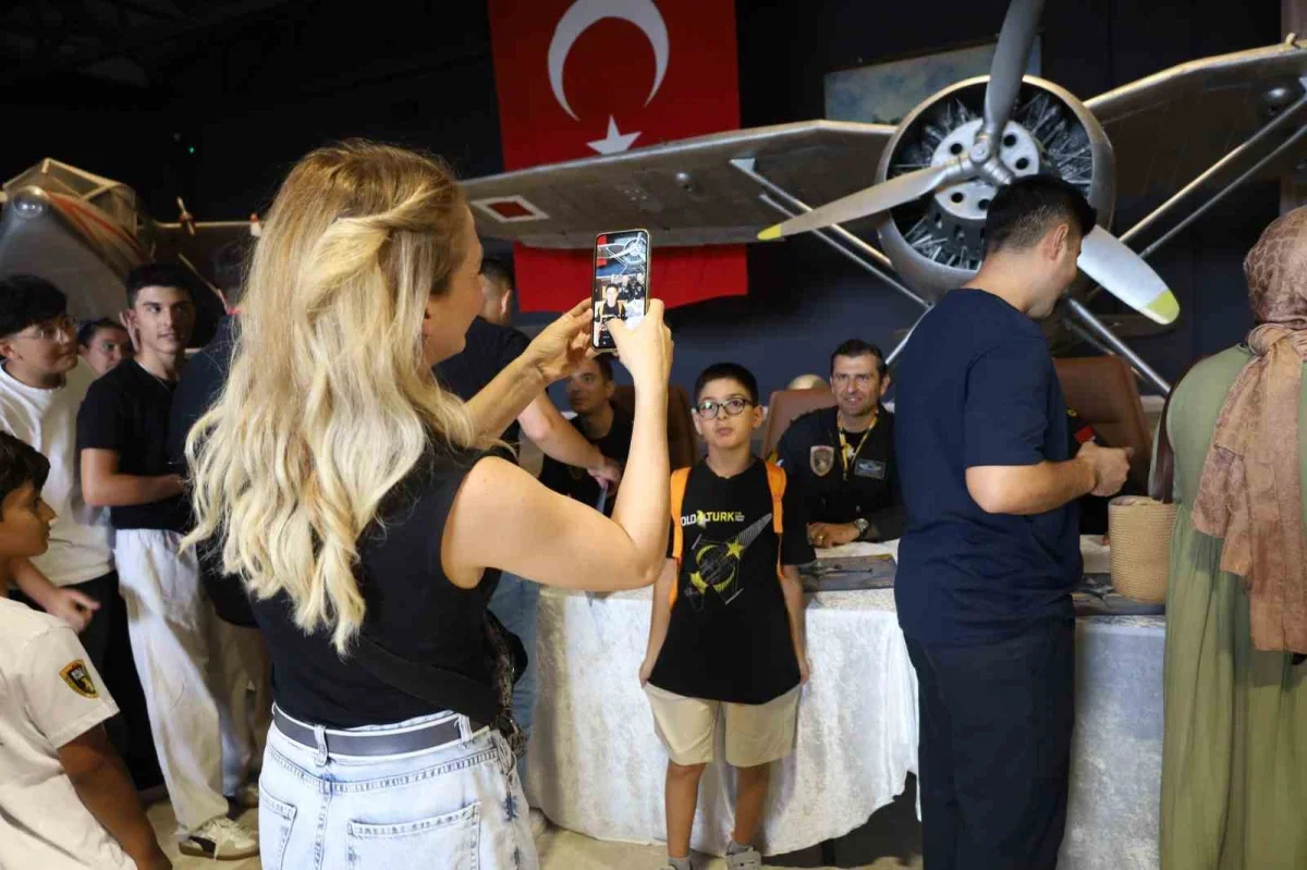 İstanbul Hava Müzesi'nde SOLOTÜRK imza etkinliğine yoğun ilgi