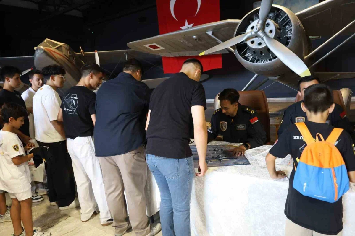 İstanbul Hava Müzesi'nde SOLOTÜRK imza etkinliğine yoğun ilgi