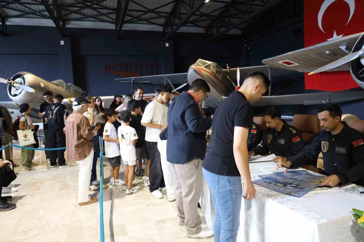 İstanbul Hava Müzesi'nde SOLOTÜRK imza etkinliğine yoğun ilgi