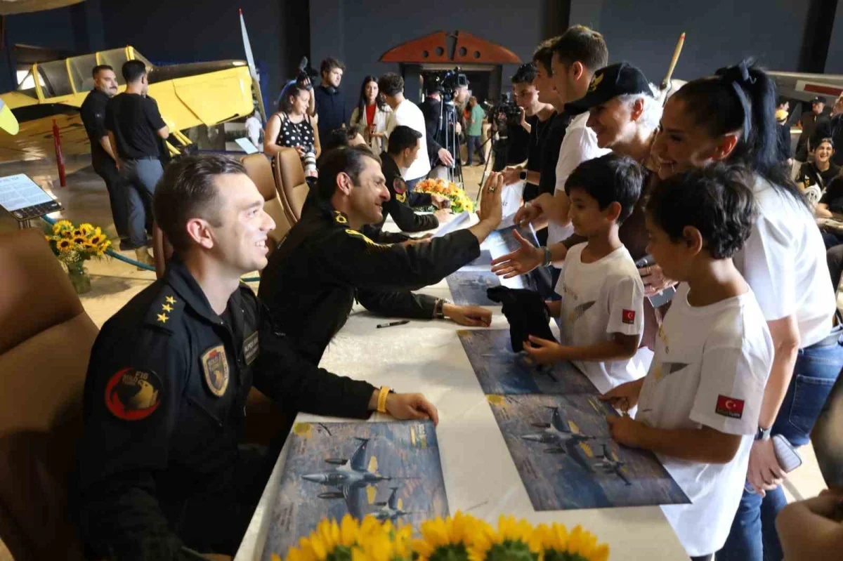 İstanbul Hava Müzesi'nde SOLOTÜRK imza etkinliğine yoğun ilgi