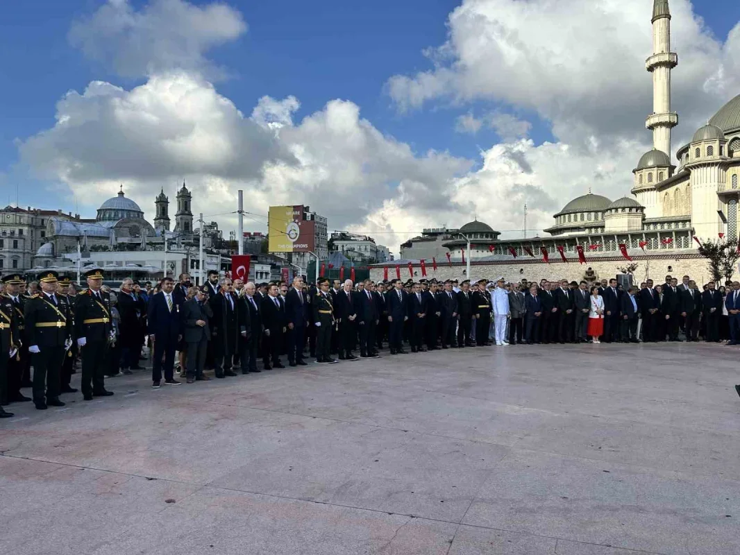 Taksim Meydanı'nda 30 Ağustos Zafer Bayramı töreni