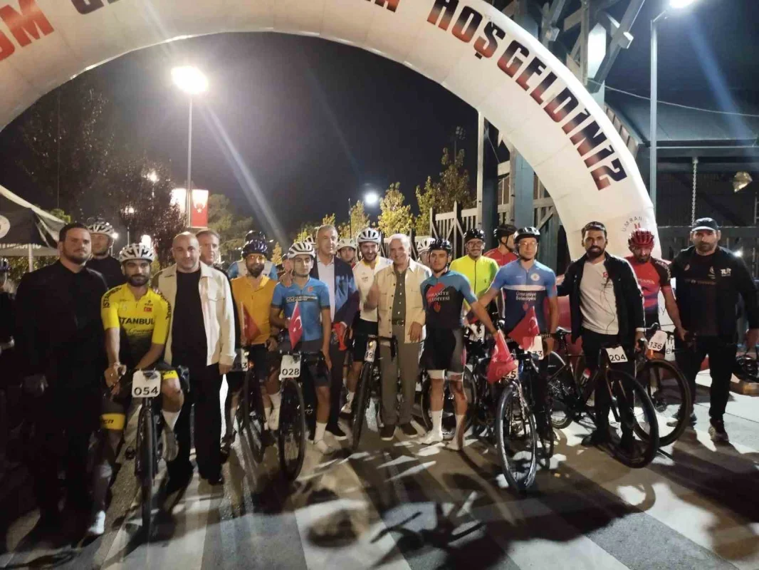 Ümraniye'de gece bisiklet yarışı ilk kez düzenlendi