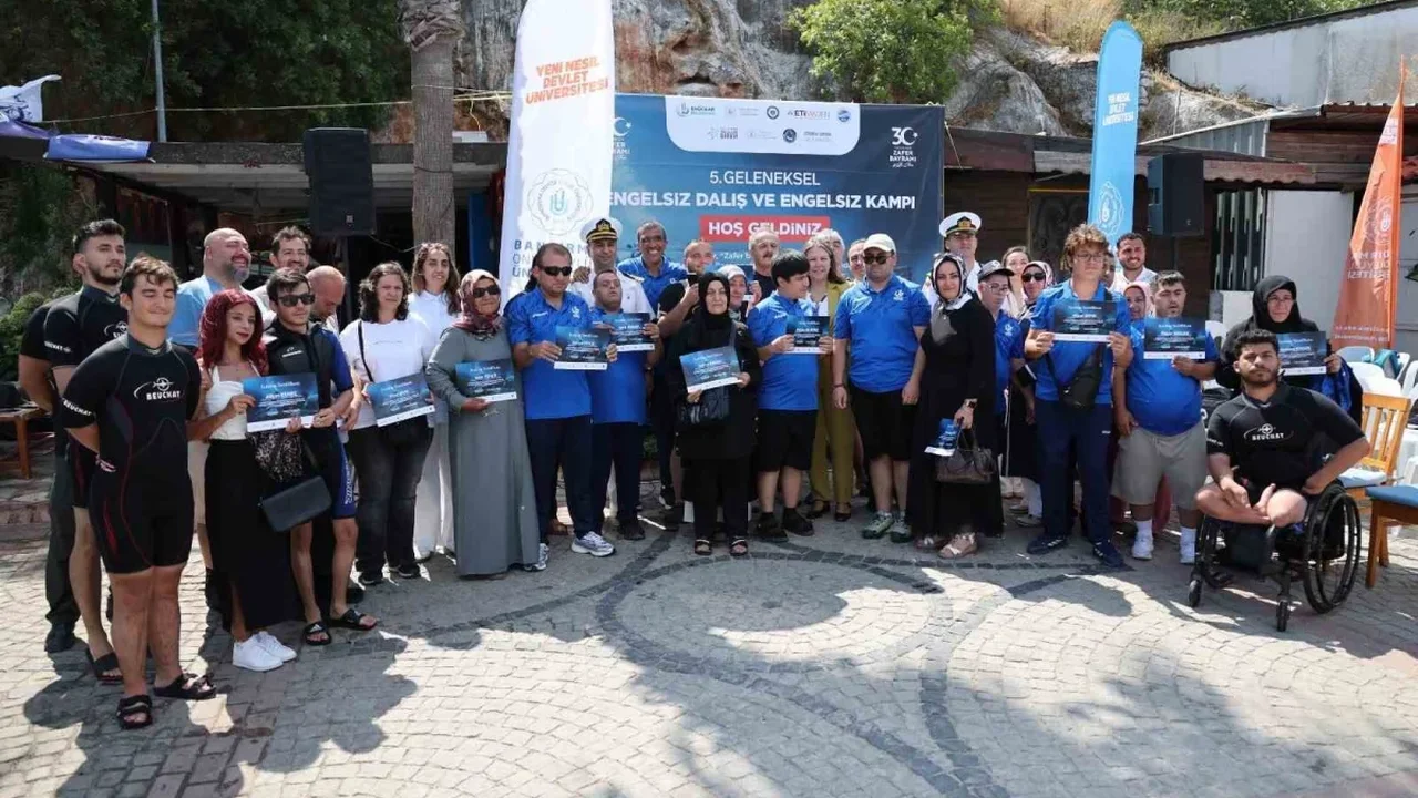Engelli sporcular Erdek'te 30 Ağustos için su altında bayrak açtı