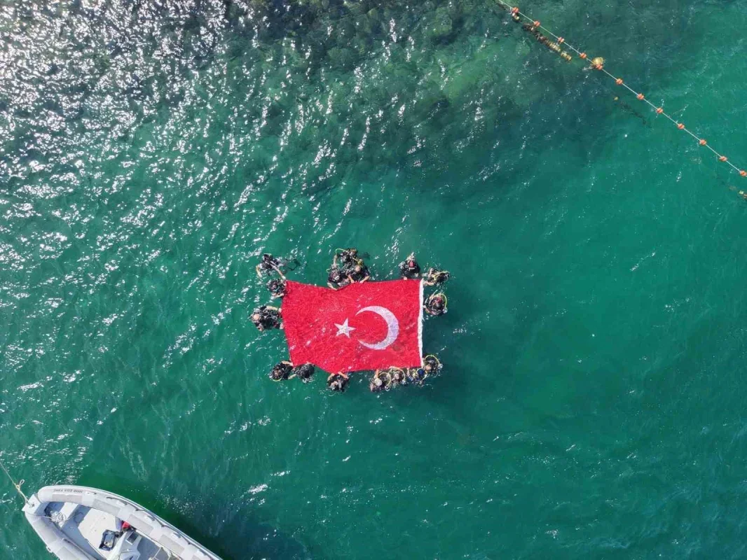 Engelli sporcular Erdek'te 30 Ağustos için su altında bayrak açtı