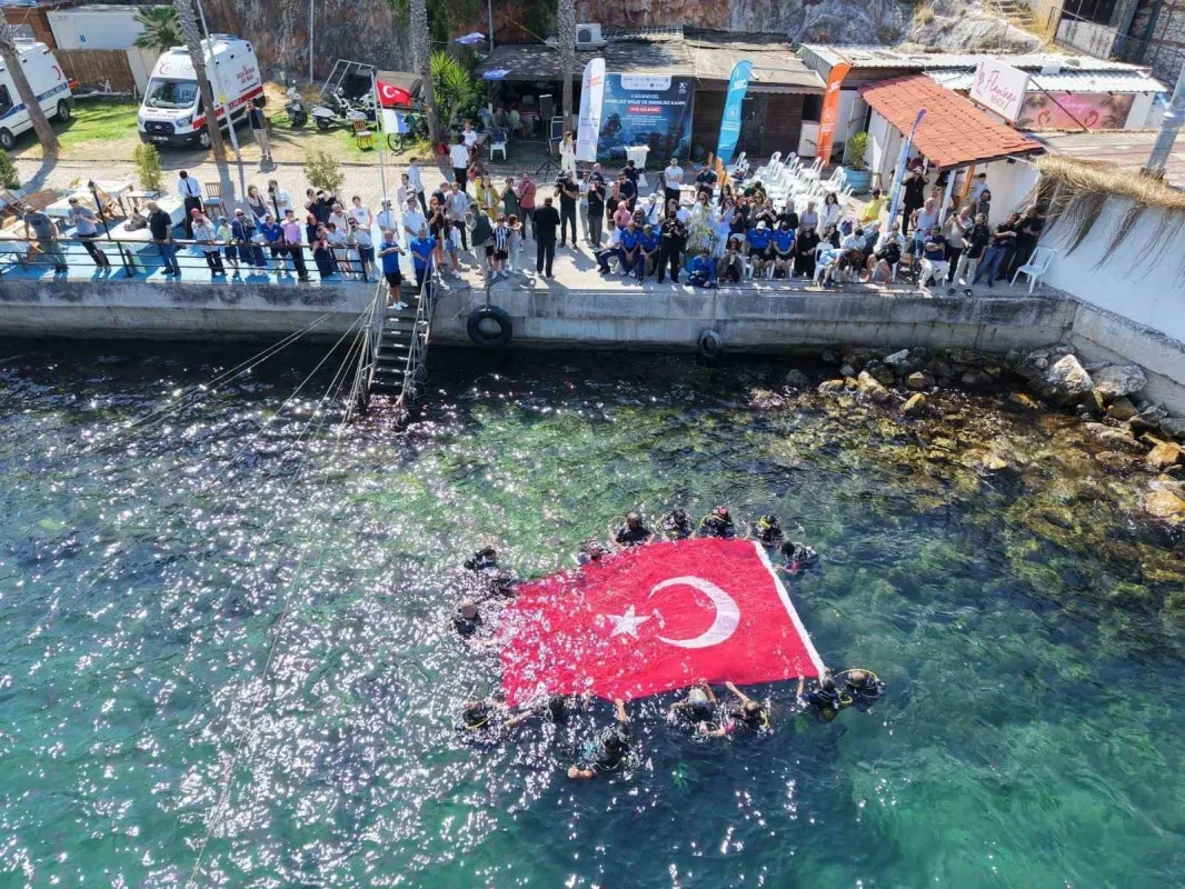 Engelli sporcular Erdek'te 30 Ağustos için su altında bayrak açtı