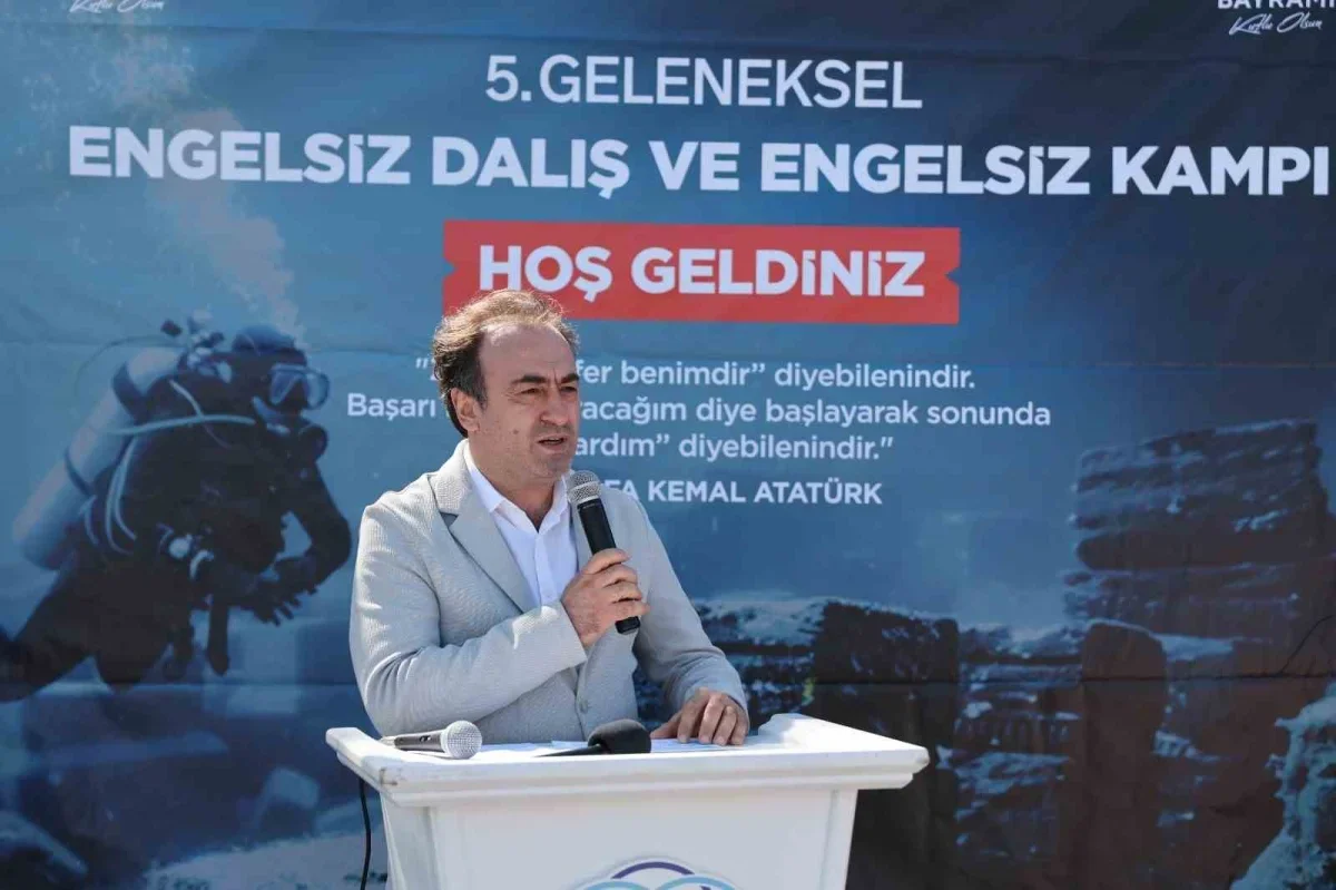 Engelli sporcular Erdek'te 30 Ağustos için su altında bayrak açtı