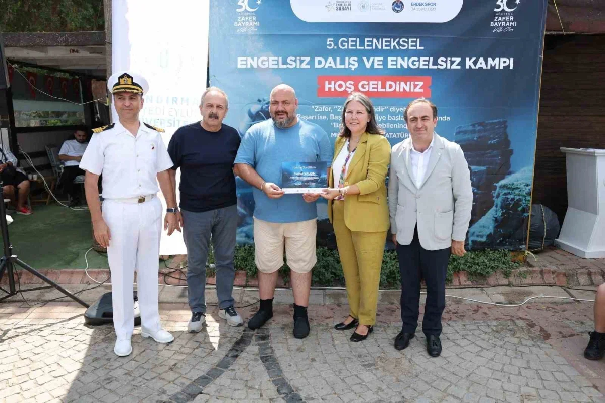 Engelli sporcular Erdek'te 30 Ağustos için su altında bayrak açtı