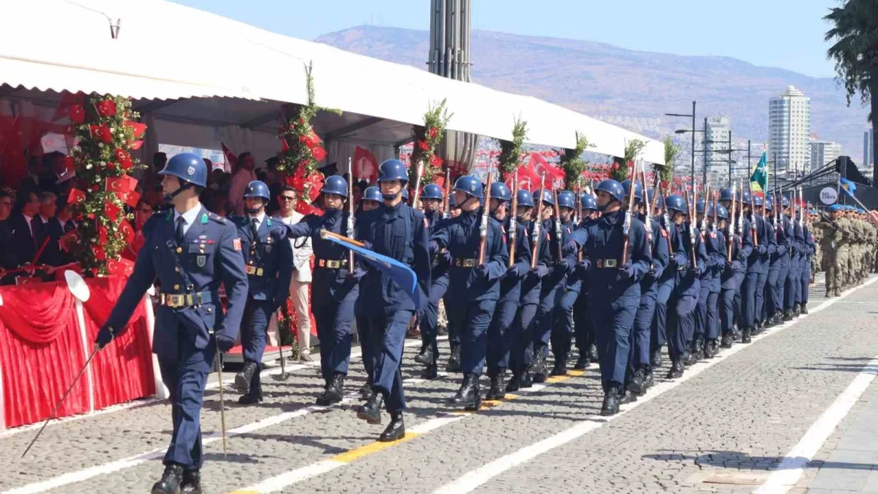 İzmir'de 30 Ağustos Zafer Bayramı Cumhuriyet Meydanı'nda kutlandı