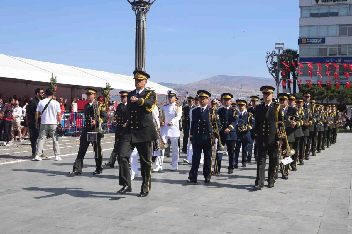 İzmir'de 30 Ağustos Zafer Bayramı Cumhuriyet Meydanı'nda kutlandı