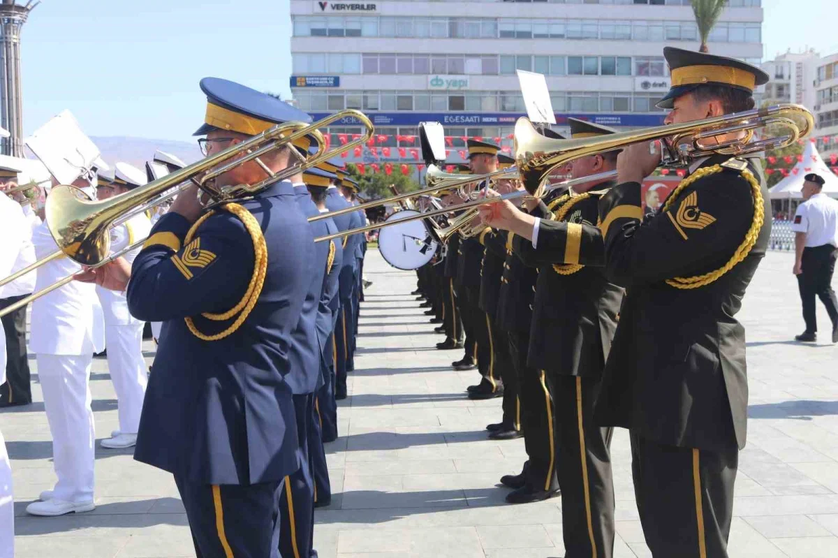 İzmir'de 30 Ağustos Zafer Bayramı Cumhuriyet Meydanı'nda kutlandı