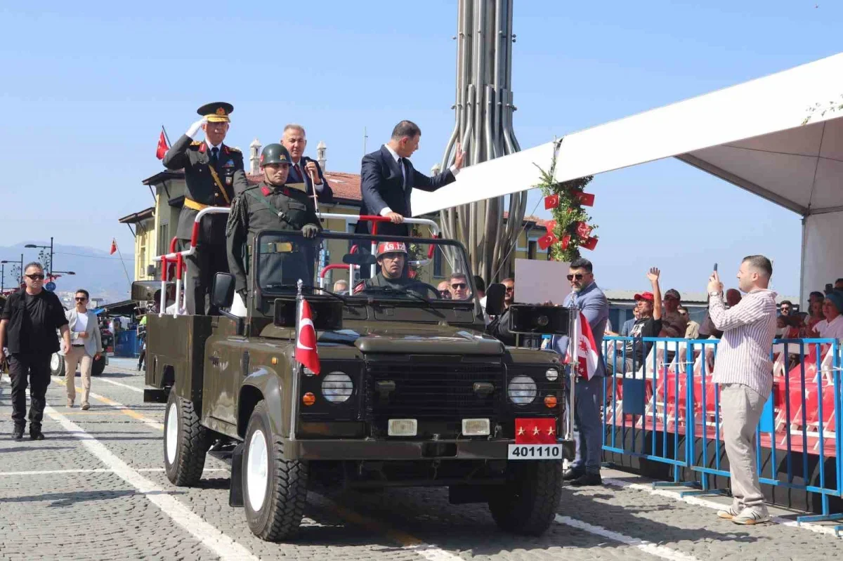 İzmir'de 30 Ağustos Zafer Bayramı Cumhuriyet Meydanı'nda kutlandı