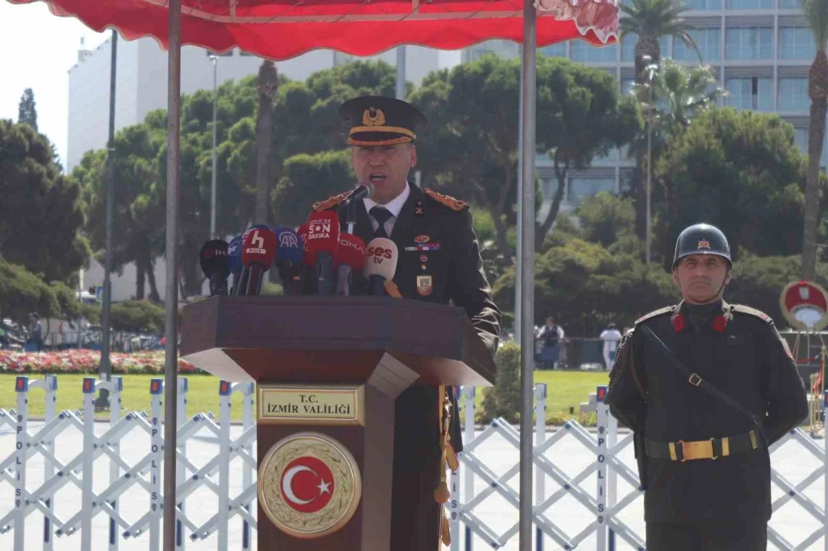 İzmir'de 30 Ağustos Zafer Bayramı Cumhuriyet Meydanı'nda kutlandı