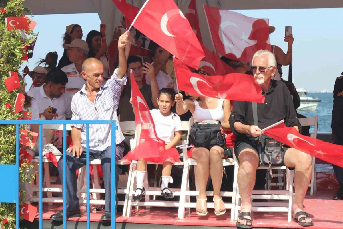İzmir'de 30 Ağustos Zafer Bayramı Cumhuriyet Meydanı'nda kutlandı