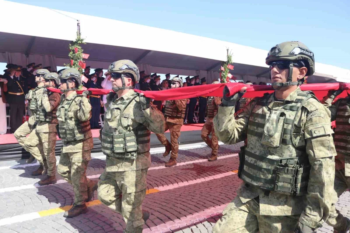 İzmir'de 30 Ağustos Zafer Bayramı Cumhuriyet Meydanı'nda kutlandı