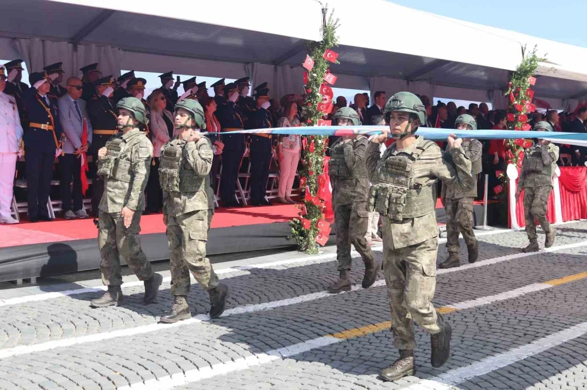 İzmir'de 30 Ağustos Zafer Bayramı Cumhuriyet Meydanı'nda kutlandı