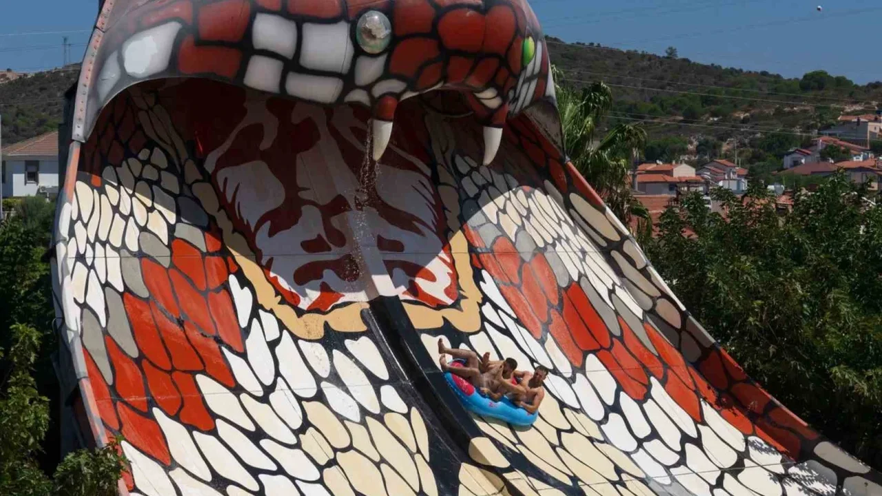 İzmir Büyükşehir'den gençlere Çeşme Alaçatı'da aquapark keyfi