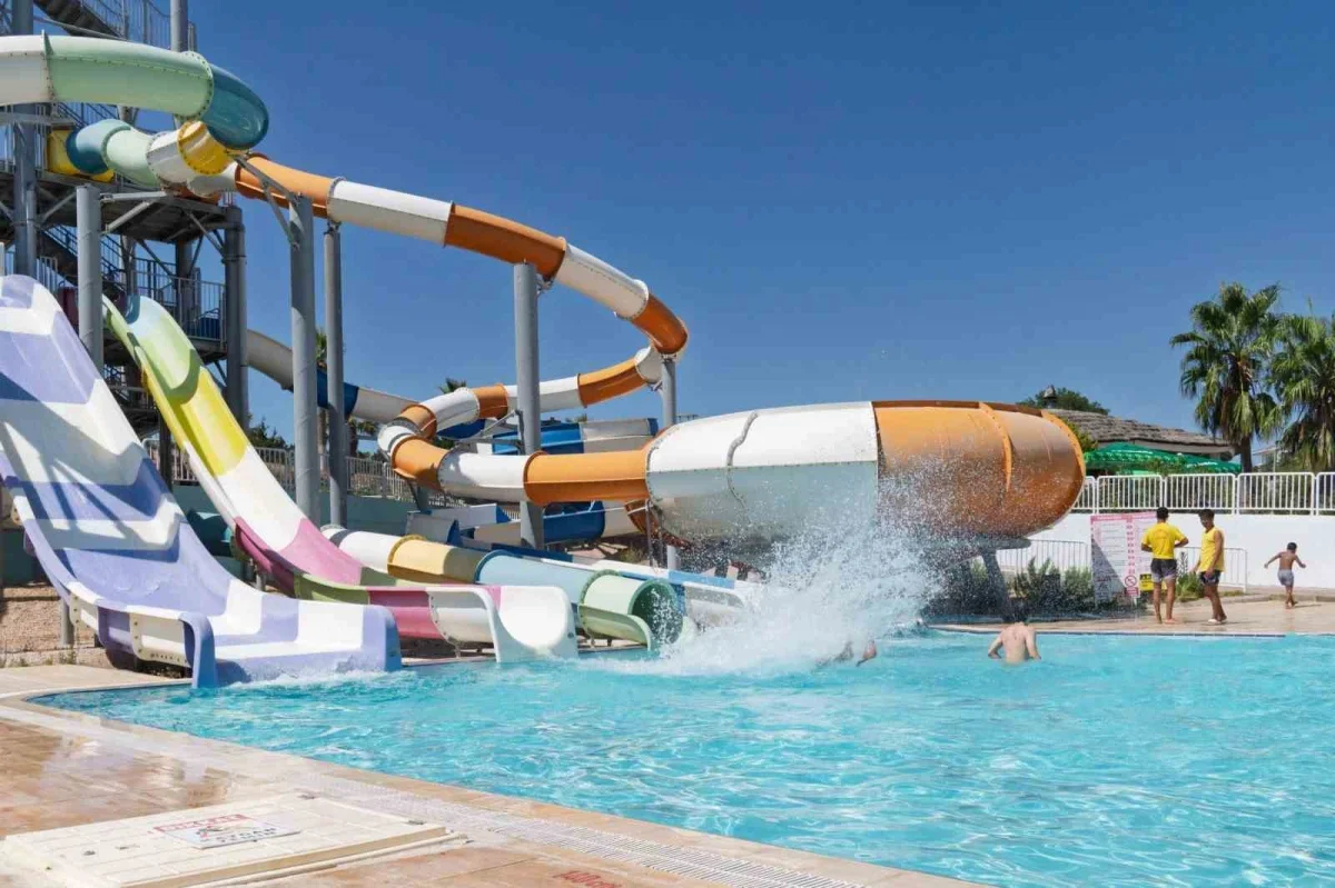 İzmir Büyükşehir'den gençlere Çeşme Alaçatı'da aquapark keyfi
