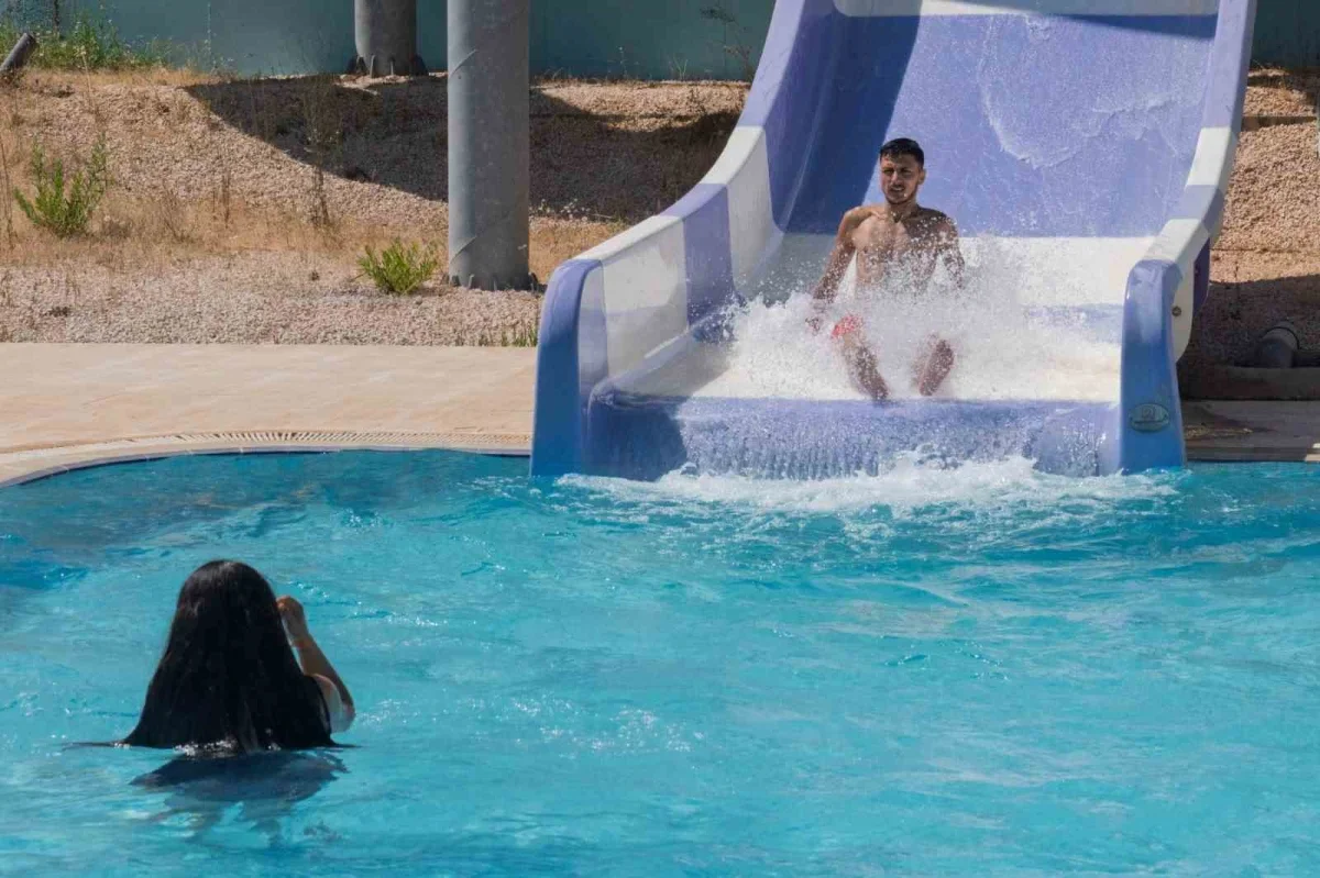 İzmir Büyükşehir'den gençlere Çeşme Alaçatı'da aquapark keyfi