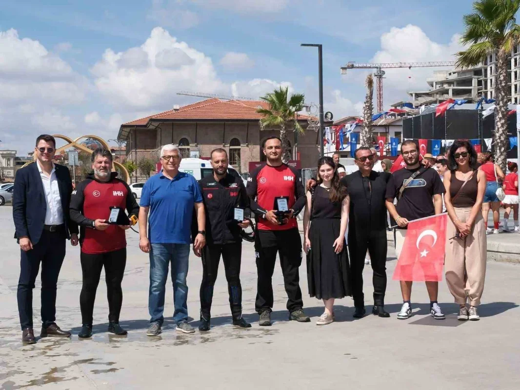 Büyükçekmece'de 660 metrekarelik Türk bayrağı denizde açıldı