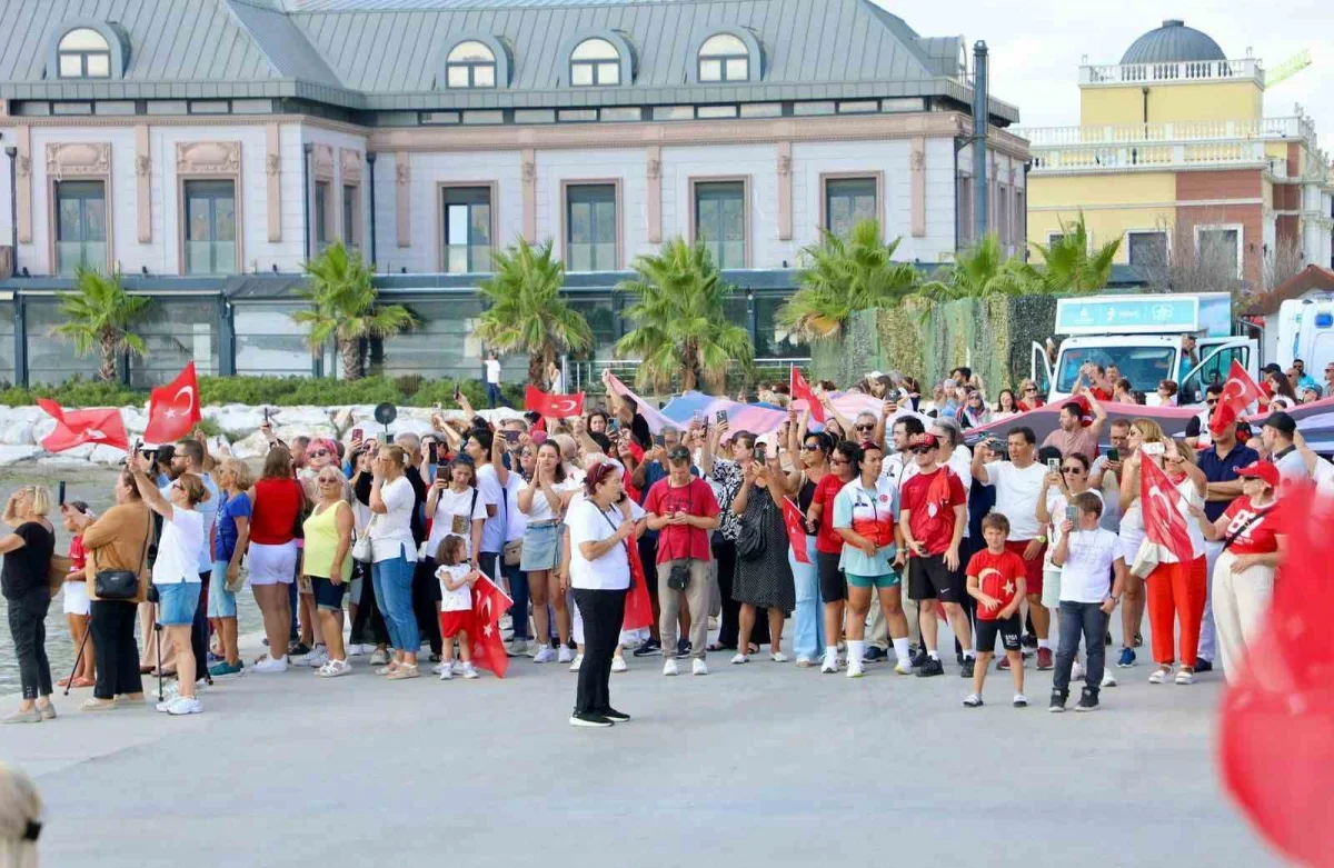 Büyükçekmece'de 660 metrekarelik Türk bayrağı denizde açıldı