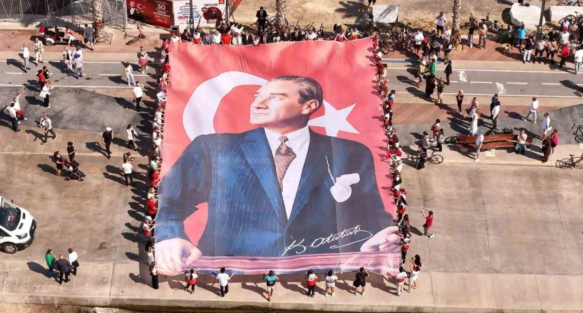 Büyükçekmece'de 660 metrekarelik Türk bayrağı denizde açıldı