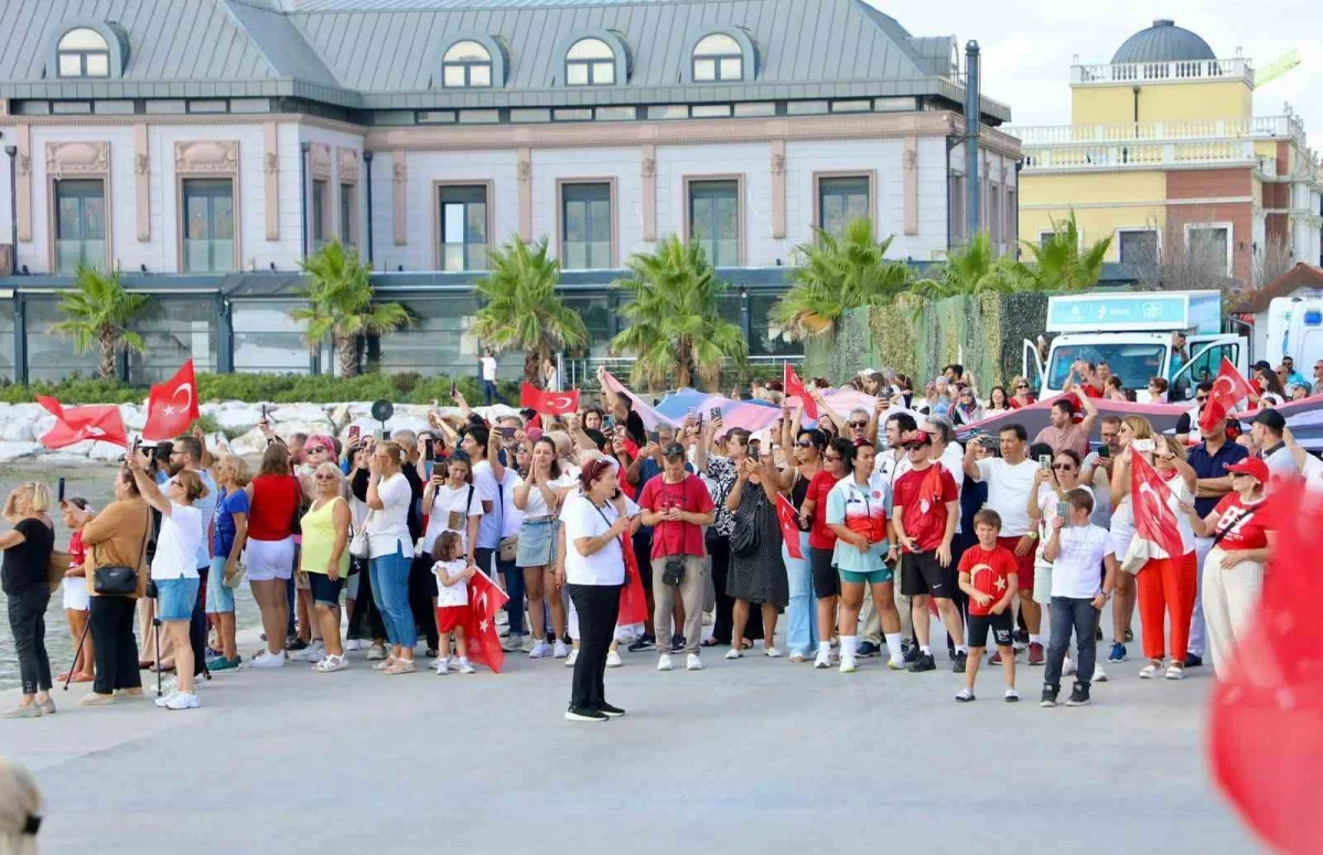 Büyükçekmece'de 660 metrekarelik Türk bayrağı denizde açıldı