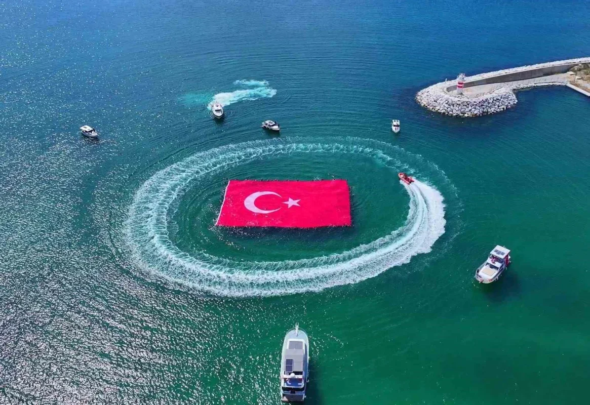 Büyükçekmece'de 660 metrekarelik Türk bayrağı denizde açıldı