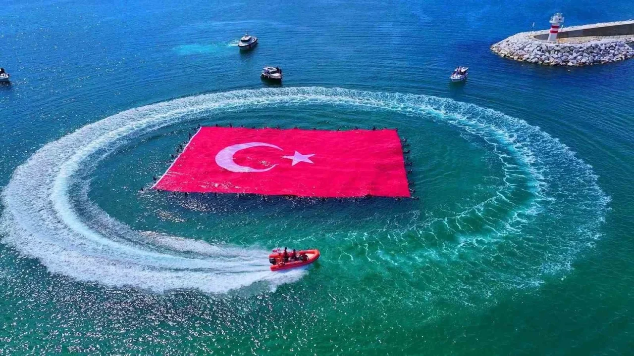 Büyükçekmece'de 660 metrekarelik Türk bayrağı denizde açıldı