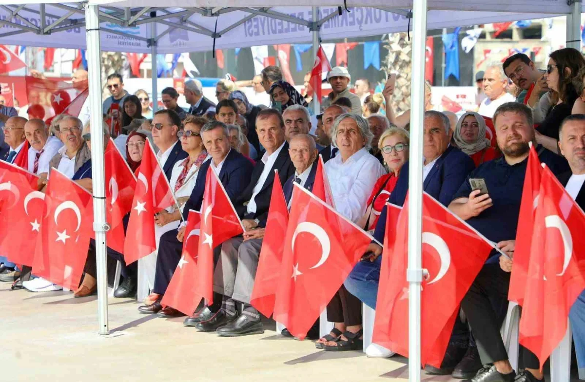 Büyükçekmece'de 660 metrekarelik Türk bayrağı denizde açıldı