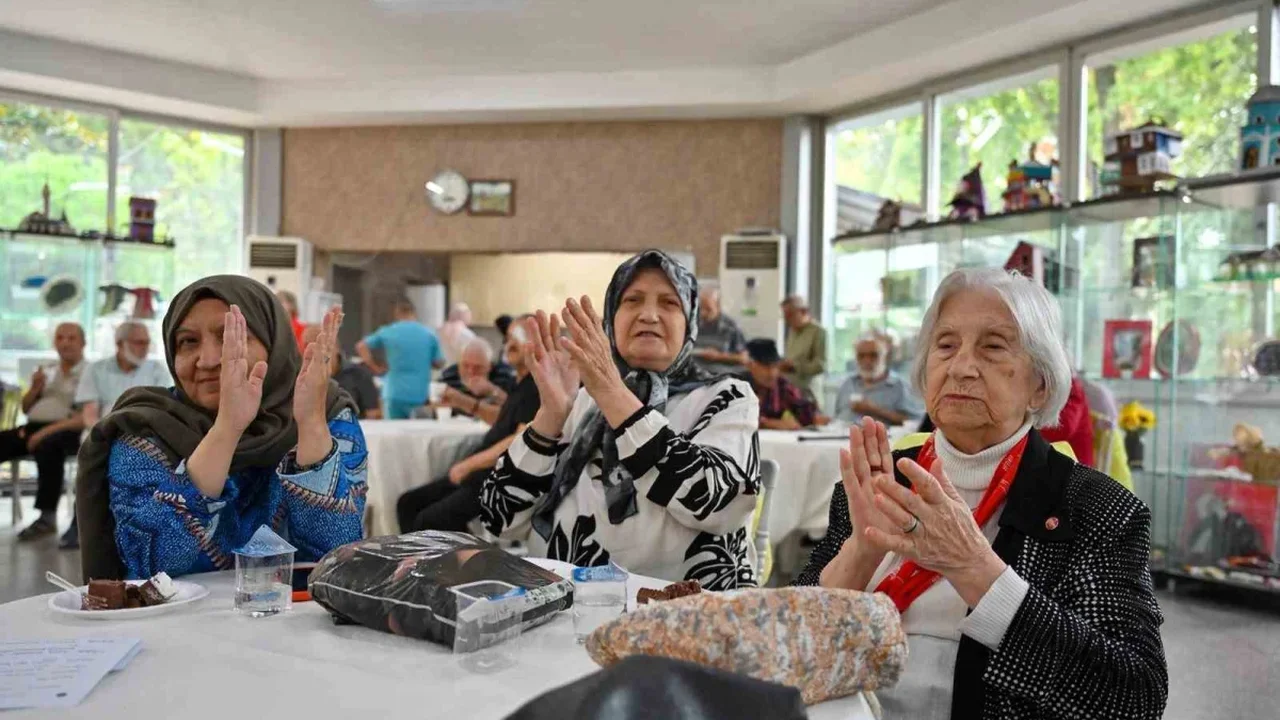 Bursa'da huzurevi sakinleri 30 Ağustos Zafer Bayramı'nı kutladı