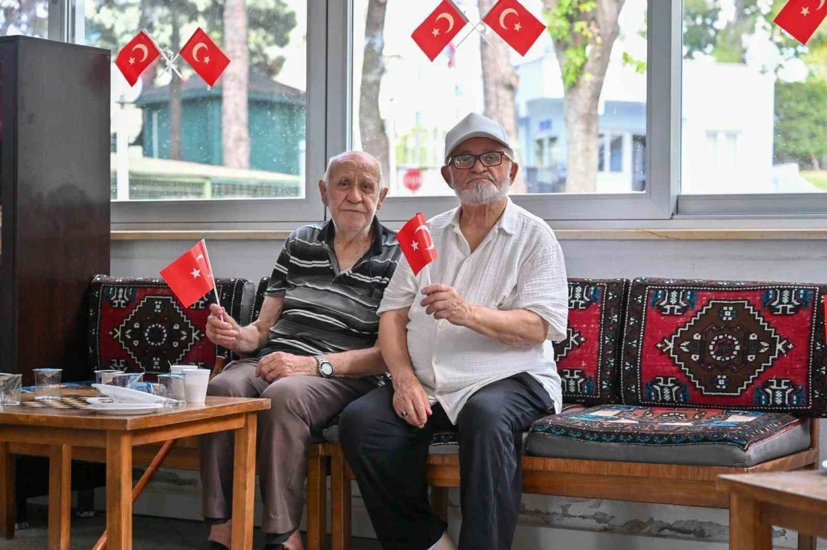 Bursa'da huzurevi sakinleri 30 Ağustos Zafer Bayramı'nı kutladı