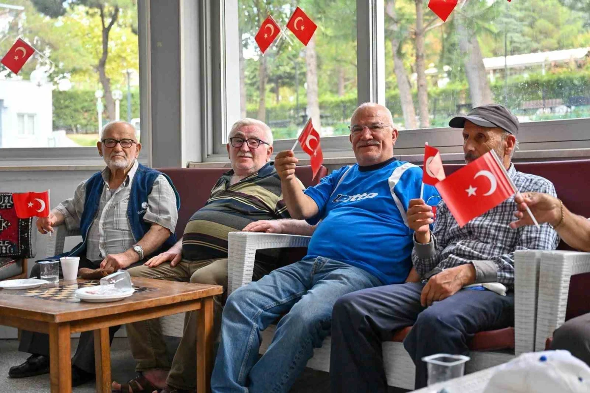 Bursa'da huzurevi sakinleri 30 Ağustos Zafer Bayramı'nı kutladı